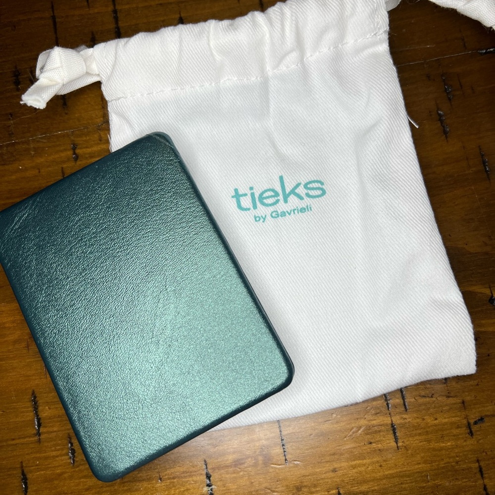 Tieks Tahitian Pearl Compact Mirror Day 7 of Advent Calendar - Picture 2 of 4